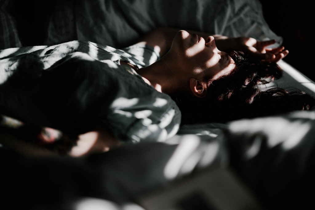 Durchschlafprobleme können ihre Ursache in Stress oder ungünstige Schlafbedingungen haben.